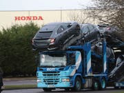 Ein Transporter vor der Honda-Autofabrik im westenglischen Swindon. (Bild: KEYSTONE/AP PA/STEVE PARSONS)