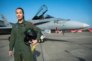 Wusste schon im Gymi, dass sie Kampfjetpilotin werden will: Fanny «Shotty» Chollet. Bild: Laurent Gillieron/Keystone (Payerne, 19. Februar 2019)