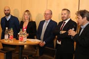 Sie diskutierten im Wiler Stadtsaal Integrationsfragen: Ahmad Mansour, Helene Aecherli, Fredy Fässler, Bekim Alimi und der Gastgeber des Podiums und Präsident der Schweizerischen Freidenker-Vereinigung, Andreas Kyriacou. (Bild: Christof Lampart)