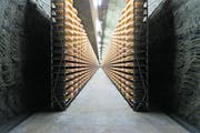 Auch die Exporte von Gruyère steigen an – vornehmlich in die USA. Im Bild: Der Kaltbach-Reifekeller von Emmi in Mauensee. Bild: Gaetan Bally/Keystone (19. November 2019)