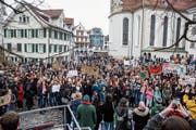 Rund 800 Personen demonstrierten am Samstag auf dem St.Galler Gallusplatz für eine bessere Klimapolitik. (Bild: Mareycke Frehner)