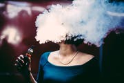 Kopf in den Wolken: Künftig werden nur noch Erwachsene E-Zigaretten paffen dürfen. (Bild: Getty)