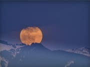 Leser Matthias Kopp fotografierte den Supermond in Lienz im Rheintal.