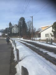 In dieser Kurve in Ebnat-Kappel rollen die Züge noch über Schienenstösse. (Bild: Martin Knoepfel)