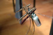 Geschminkt wird Lea Flühler mit einer Airbrush-Pistole. Das Schminken mit der Sprühtechnik ist bei den Zuger Guggenmusiken weit verbreitet