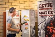 Thomas Leuthard, Vorstandsmitglied von Foodsharing Zug, befüllt einen der Kühlschränke. (Bild: Christian H. Hildebrand (20. Februar 2019))