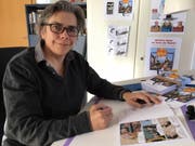 Ramsés Morales Izquierdo signiert seine ersten Comics aus der Schweiz. (Bild:PD)