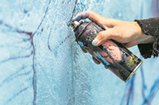 Drei junge Urner sollen zusammen fast 100 Graffiti gesprayt haben. (Symbolbild: Vincent Guerault, Getty Images/iStockphoto)