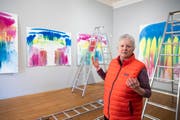 Miriam Cahn vor ihrem Aquarellzyklus «Atombombe». (Bild: KEYSTONE/Peter Klaunzer)