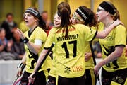 Die Passgeberin und die Torschützin: Nicole Fässler und Samira Eberle (von rechts) bejubeln am Sonntag mit ihren Kolleginnen des UH Appenzell das zweite Tor. (Bild: Lukas Pfiffner)