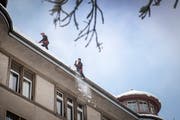 Am besten lässt man das Dach von Profis räumen, um sich nicht selber in Gefahr zu bringen. (Bild: Urs Bucher)
