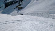 Die Lawine querte eine Skipiste (Bild: Denis Mentha / Keystone)