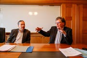 Dominik Gemperli (links) und Andreas Gehrig präsentieren die Zahlen: Goldachs Verschuldung wollen sie entgegenwirken.Bild: Jolanda Riedener
