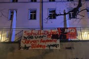 Mit diesem Trasparent macht die Juso ihrem Ärger über den Vorfall im Kirchplatzschulhaus Luft. Fünftklässler hatten dort ein Heft als Leseübung verwendet, in dem rassistische Stereotype gezeigt werden und von einem «Negerhäuptling» die Rede ist. (Bild: PD)