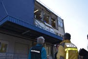 Die Verpuffungsexplosion riss Teile der Fassade des Industriebetriebs an der St.Galler Rechenstrasse weg. (Bilder: Kantonspolizei St.Gallen - 20. Februar 2019)