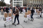 Die Unterstützer der Konzernverantwortungs-Initiative bei der Einreichung der Unterschriften im Oktober 2016 in Bern. (Bild: Peter Schneider, Keystone)
