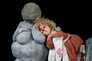 Die Figur Hanna (Gardi Hutter) trifft auf die Urmutter Gaia. (Bild: Hajo Schler)