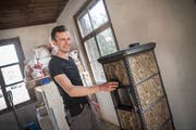 Basil Richter betreibt sein eigenes Geschäft als Ofenbauer in Mettlen. (Bild: Andrea Stalder)