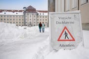 Ein Schild macht darauf aufmerksam, dass die Gefahr von Dachlawinen besteht. (Bild: Urs Bucher)