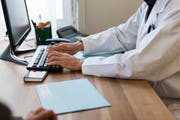 Das elektronische Patientendossier hat viele Vorteile für Patienten. (Bild: Christian Beutler/Keystone)