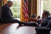 Szenenbild aus «Vice»: Christian Bale als Dick Cheney (links) und Sam Rockwell als George W. Bush. (Bild: Matt Kennedy/Annapurna Pictures via AP)