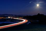 Remo Schläpfer fotografierte den Supermond über der A1 bei Gossau.