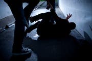 Der Täter liess nicht von seinem Opfer ab, auch als der junge Mann bereits am Boden lag. (Bild: Stefan Schaufelberger)
