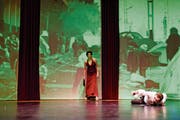 Spielen auf karger Bühne und vor Videos: Renate Winkler und Ralf Beckord. (Bild: Björn Jansen)