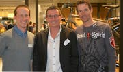 Gruppenbild an der GV von Gewerbe Kreuzlingen: Reto Meyer, Inhaber der Tour de Suisse Rad AG und Gastgeber des Abends, Präsident Andreas Haueter sowie der ehemalige Radprofi Andreas Klöden. (Bild: Judith Schuck)