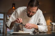 Koch Moritz Stiefel bereitet im Restaurant Hopfenkranz Blumenkohl mit Trüffel zu. (Bild: Dominik Wunderli, Luzern, 20. Februar 2019)