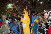 Die Fasnachtskostüme sind während der Fasnacht vielen äusseren Einflüssen ausgesetzt. (Bild: Boris Bürgisser, 11. Februar 2018)