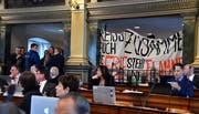 «Reisst Euch zusammen, die Erde steht in Flammen»: Dieses Transparent der jungen Klima-Demonstranten am Montag auf der Tribüne im St.Galler Kantonsratssaal hat jetzt ein politisches Nachspiel. (Bild: Regina Kühne - 18. Februar 2019)