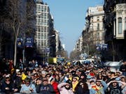 Menschen verfolgen in Barcelona auf Grossleinwand den Prozess gegen die zwölf angeklagten Separatisten. EPA/ENRIC FONTCUBERTA (Bild: KEYSTONE/EPA EFE/ENRIC FONTCUBERTA)