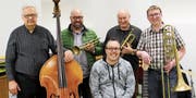 Mario Haltinner (vorn) ist seit dem Jahr 2010 Bandleader. E-Bassist und Kontrabassist Erich Koller gehört seit 1998 der SSC Big Band an, sogar schon früher stiessen die Trompeter Martin Kobelt und Bruno Fehr sowie Posaunist Alexander Tercic zur Formation (von links). Zu ihrem 25. Geburtstag schenkt sich die SSC Big Band einen Workshop mit dem Top-Saxofonisten Baptiste Herbin, der abschliessend zusammen mit der Band an deren Konzert auftreten wird. (Bild: Gert Bruderer)