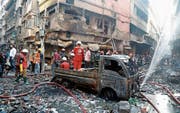 Feuerwehrleute prüfen die Lage nach dem verheerenden Brand vom 21. Februar 2019 in der Altstadt von Dhaka. (Bild: Monirul Alam/EPA)