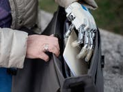 Neuartige Handprothesen geben Rückmeldung ans Gehirn und damit mehr Gefühl. Bis zum Alltagseinsatz braucht es jedoch Weiterentwicklungen. (Bild: Luca Rossini)
