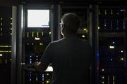 Blick in einen Serverraum in Zürich: Auch in Luzern wollen die Behörden aufrüsten. (Bild: Gaetan Bally/Keystone)