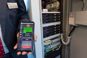 Die Messdaten werden direkt in einen im Zug eingebauten Technikkasten übermittelt. (Bild: Eveline Beerkircher, Luzern, 21. Februar 2019)