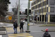 Diese Situation nervt den Langsamverkehr beim Geschäftshaus «Sankt Leopard» regelmässig: Ein Lichtsignal zeigt grün, die anderen beiden sind rot. (Bild: Reto Voneschen - 11. März 2013)