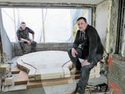 Beni Jud und Remo Hafner bauen den Pizzaofen im neuen Restaurant Barone an der Bahnhofstrasse ein. (Bild: Kurt Lichtensteiger)