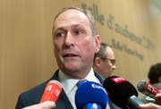 Der Anwalt der UBS, Markus Diethelm, an einer Pressekonferenz. (Bild: EPA/IAN LANGSDON)
