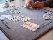 Was auf dem Jassteppich wie eine unterhaltende Pause vom Arbeitsalltag aussieht, war mal als Vernetzung und Austausch gedacht. (Bild: Sascha Erni)