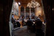 Parlamentarier debattieren während der Wintersession der Eidgenössischen Räte, im Ständerat in Bern. (Bild: Keystone/Anthony Anex/29. November 2018)