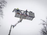 Die Versicherungsgruppe Axa hat 2018 in der Schweiz mehr Prämien eingenommen, aber wegen der tiefen Zinsen und Abschreibungen weniger verdient. Im Bild: Logowechsel bei AXA vor einem Jahr. (Bild: KEYSTONE/MELANIE DUCHENE)