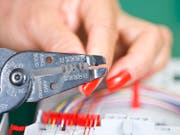 Frauen erhalten für gleiche Arbeit noch immer nicht den gleichen Lohn wie Männer, trotz Verfassungsartikel und Gleichstellungsgesetz: Auf diese Ungleichbehandlung will der «Equal Pay Day» aufmerksam machen. (Bild: KEYSTONE/GAETAN BALLY)