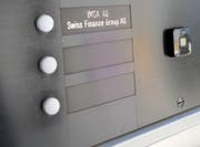 Einstiges Klingelschild der Swiss Finance Group AG an der Baarermattstrasse 6 in Inwil. (Bild: Christopher Gilb (5. Oktober 2018))