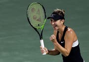 Belinda Bencic feiert ihren Sieg. (Bild: AP Photo/Kamran Jebreili)