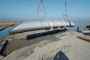 Der Fischtunnel kommt aus der Luft: Einbau des Verbindungsstücks am Donnerstagvormittag im österreichischen Rheindelta. (Bild: Internationale Rheinregulierung)