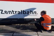 Ein Mitarbeiter der Zentralbahn beim Kasten unter dem Zug. (Bild: Eveline Beerkircher, Luzern, 21. Februar 2019)