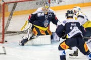 Zugs Torhüter Tobias Stephan wehrt hier einen Schuss von Ambris Noele Trisconi ab. Bild: Alexandra Wey/Keystone (Zug, 19. Februar 2019)